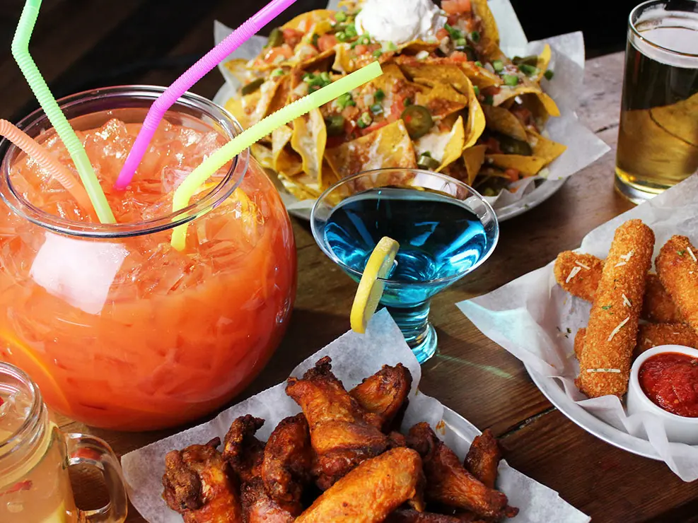 Alitas, nachos y bebidas