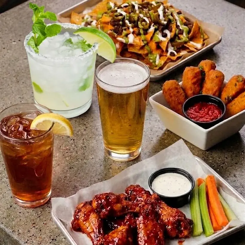 Alitas, nachos y bebidas