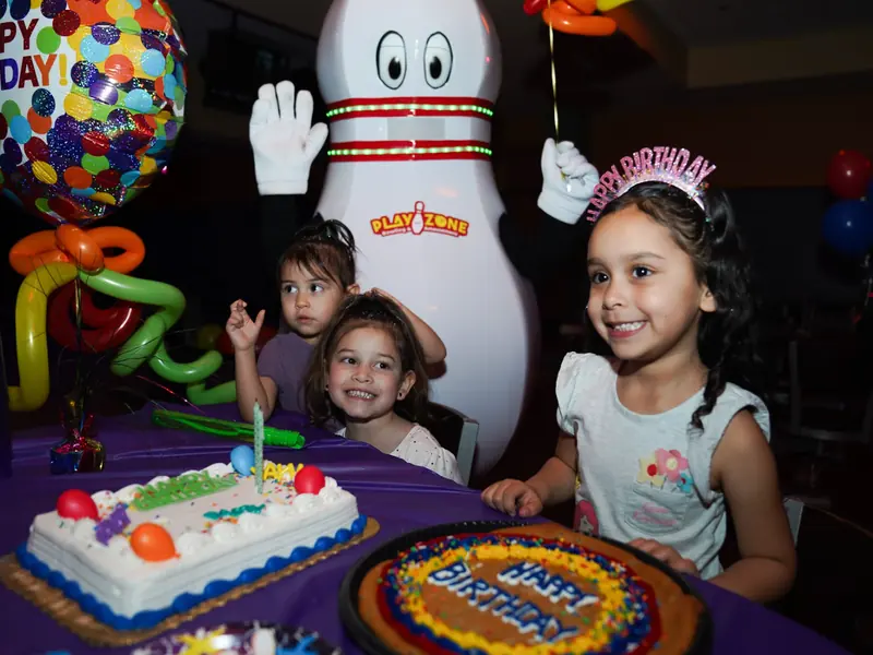 Niños celebrando un cumpleaños en Playzone